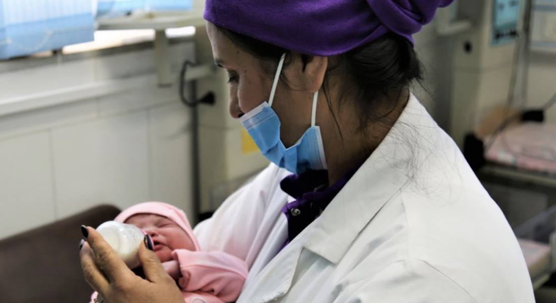 Afghanistan: Since 2006, Shahla Oruzgani has been working at the Malalai Maternity Hospital, one of the busiest maternity hospitals in Kabul. As head midwife, Oruzgani has dedicated her life to helping women and children. Her mission is clear. “I report to work with a feeling of responsibility,” she says. “I’m committed and the reason behind this is that the mothers and newborns need my support.” ©UNFPA/Afghanistan