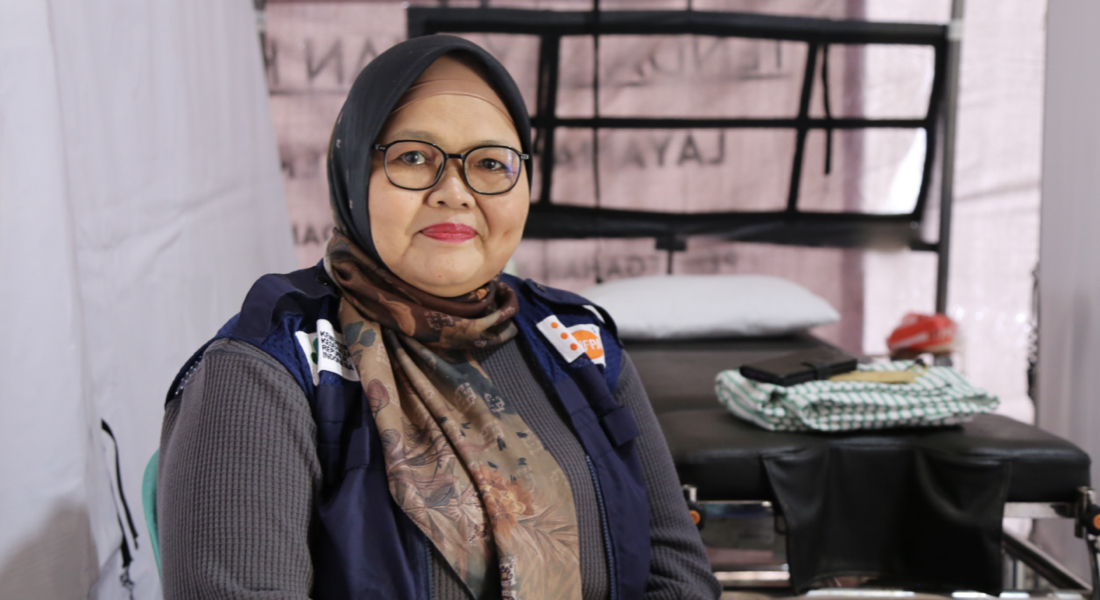 Indonesia: Biansri Desi Guntari is part of the team of Alumni Midwives providing assistance to women impacted by disasters. When the earthquake hit Cianjur on 22 November, 2022 UNFPA set up a reproductive health tent in Cugenang, the most affected district, Desi was part of the team deployed to help women give birth in a safe place. “Some pregnant girls are only 16 years old,” she says. “I had a 21 year old mother who was giving birth and she had a 5 year old already.” Desi says many patients get gastrointestinal disorders because of the conditions following the disaster. “It is stressful not knowing what is happening. The families had a plan for the birth, and now that is not happening. We create a good environment and we hope that our clinic has good facilities focused for birth. It’s important for pregnant women to stay physically and mentally fit so the birth goes smoothly, for mother and baby. I really hope that pregnant women get regular checkups and support their babies.”