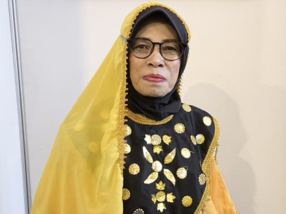 When the earthquake and liquefaction struck Pasigala in 2018, Kaleke Village was gripped by fear and despair. Five days after the disaster, while most residents still dared not move, Azni chose to step forward. She borrowed the village head's car, brought data on affected families, and navigated the difficult road to Palu to seek aid. She returned home with rice, sugar, eggs, and mineral water, and then encouraged residents to set up an emergency post. Amid the aftershocks, Azni set up a public kitchen so people could eat together. That moment, for many residents, was not just about full stomachs, but about the renewed sense of security and hope that came from being together.