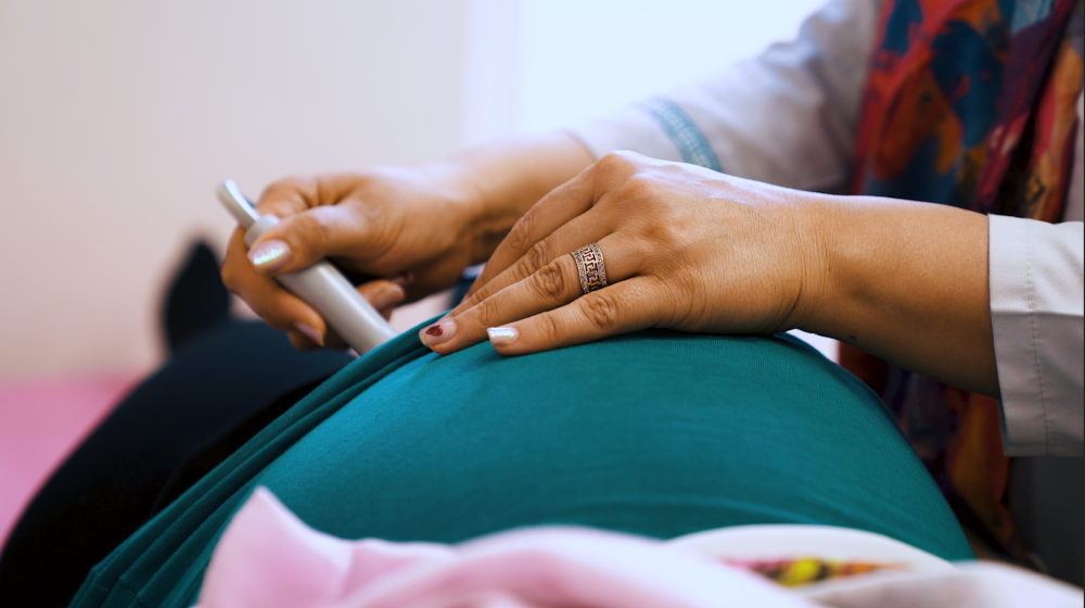 Doctor checking pregnant woman