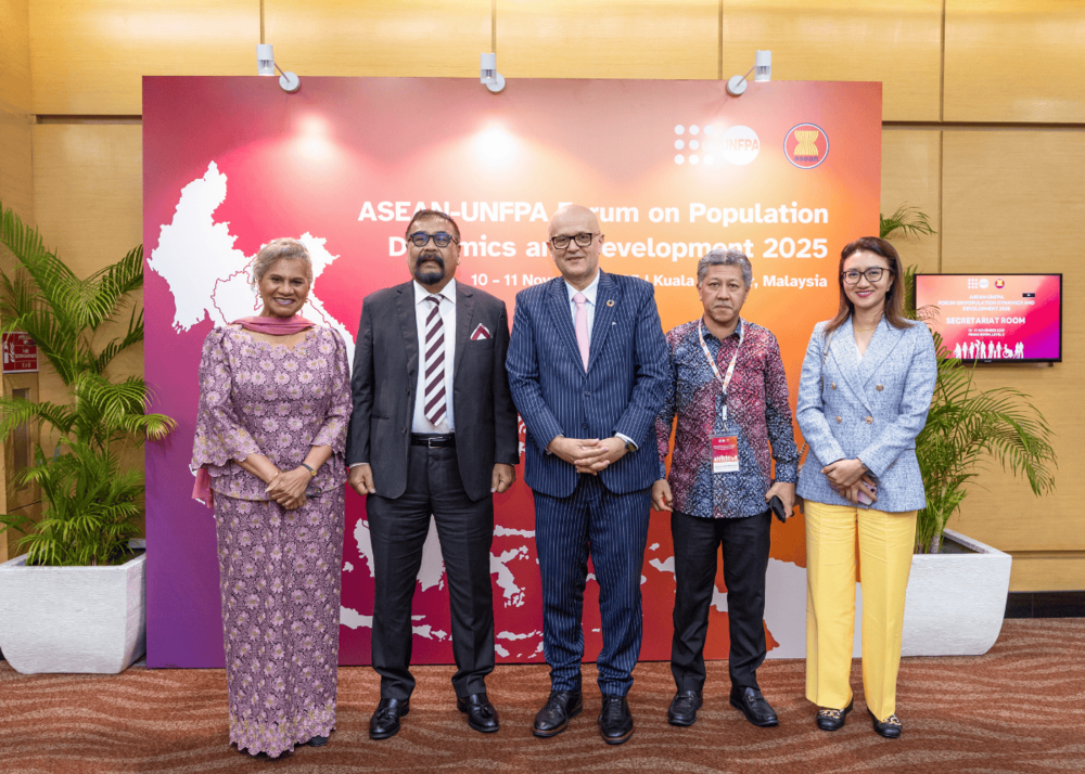 UNFPA in Malaysia Representative, UNFPA Asia-Pacific Deputy Regional Director, Secretary-General of ASEAN, Secretary-General of Malaysia’s Ministry of Tourism, Arts, and Culture and Chair of SOCA and Deputy Speaker of Malaysia’s House of Representatives standing together