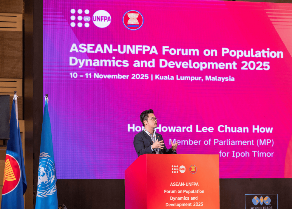  YB Howard Lee Chuan How, Member of Parliament for Ipoh Timur giving speech on the stage