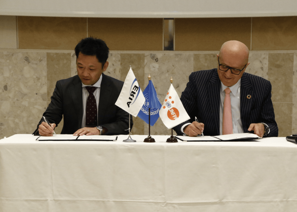 Dr Takayuki Yamanaka, Chief Operating Officer at ERI for ASEAN and East Asia and Dr Aleksandar Bodiroza, Deputy Regional Director for UNFPA Asia and the Pacific sign an MOU in Tokyo, Japan on 28 October 2025