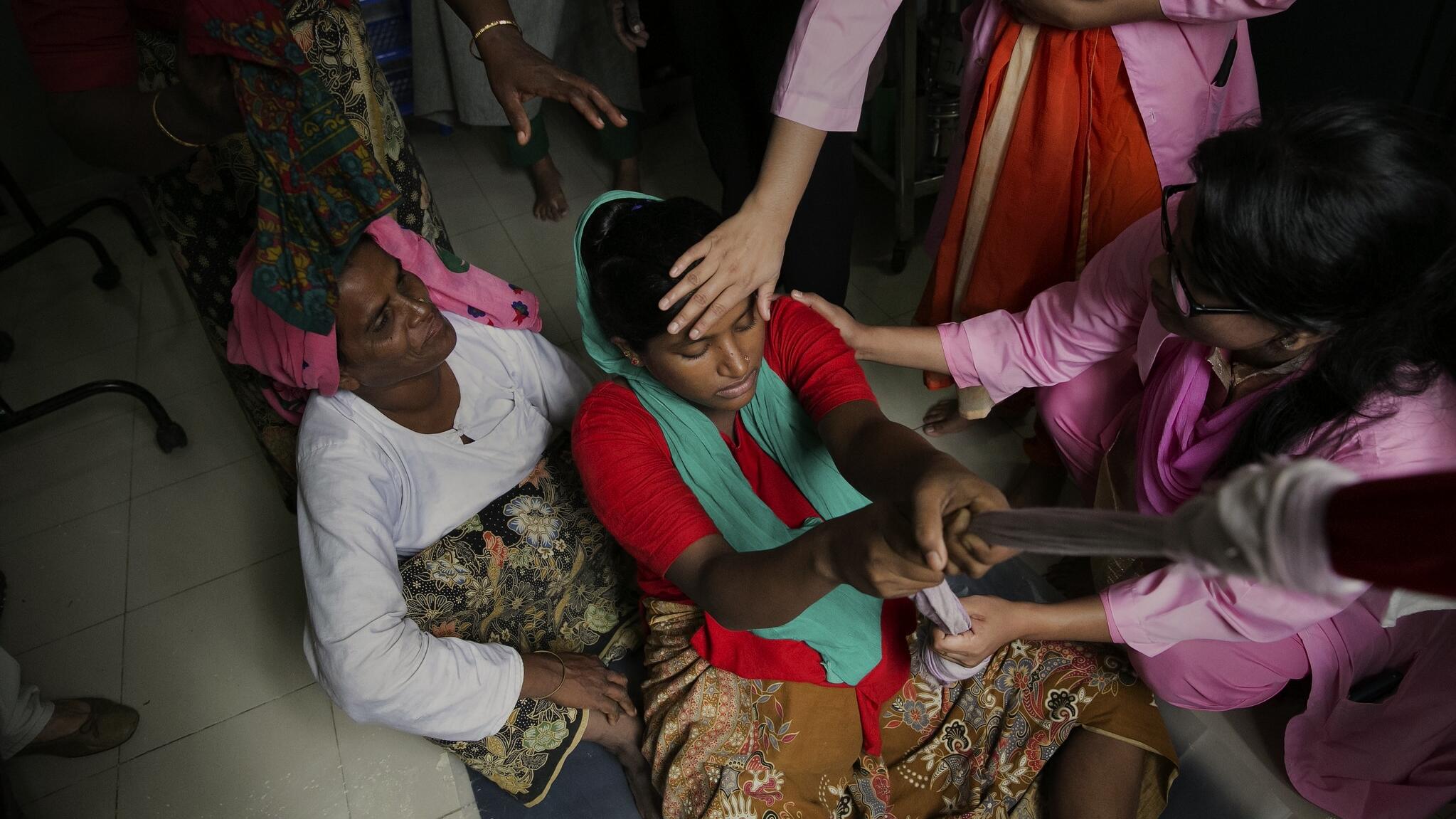 Woman receives care during labour at a health centre in the Nayapara Rohingya refugee camp in Cox’s Bazar, Bangladesh. © Allison Joyce/UNFPA